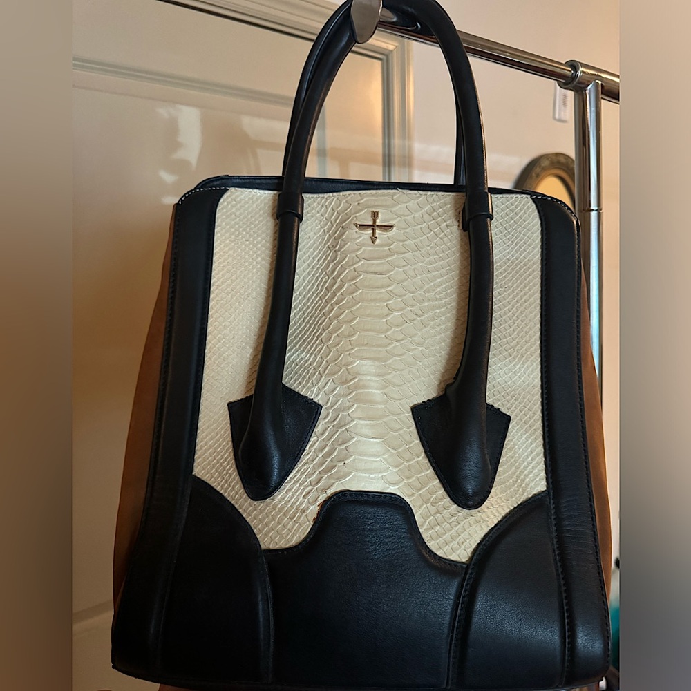 Pour La Victorie Navy and Cream Leather Tote Purse
